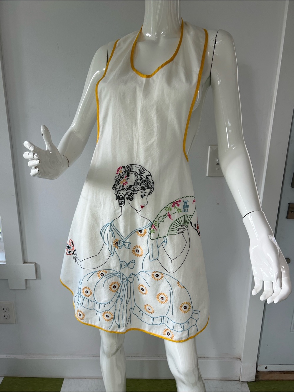 VINTAGE DDRESS APRON-HAND EMBROIDERED Lady Motif cottage core  Victorian